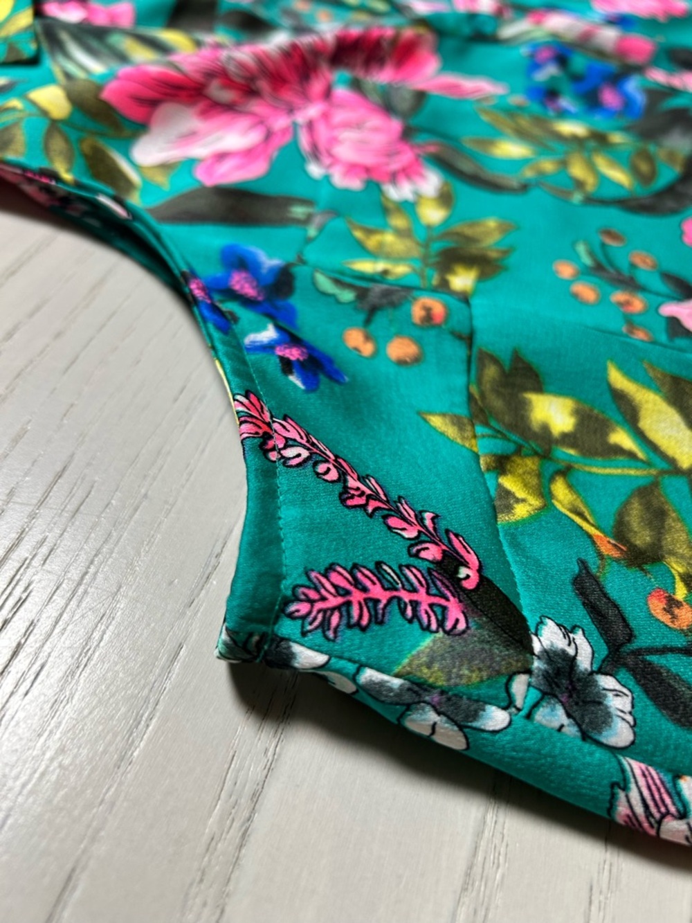 Gorgeous Express Teal Floral Silky Sleeveless Button-Front (Large SLIM) - Picture 4 of 6